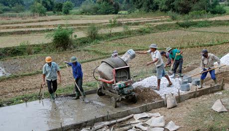 Người dân thôn Loong Xe chung sức, chung lòng làm đường giao thông nông thôn.